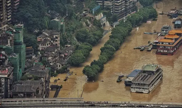 Banjir parah di Chongqing, China, kelompok kerja dari otoritas anti-banjir China dengan cepat tiba di daerah yang dilanda hujan badai